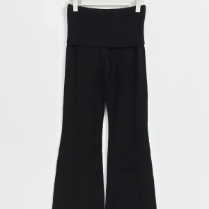 Gina tricot Svarta stickade mjukisbyxor med ribbad mudd - Säljer ett par svarta stickade mjukisbyxor med ribbad mudd ifrån Gina Tricot. Byxorna är i mycket bra skick, endast använda en gång. De har en mudd vilket gör att man kan vika ner byxorna så mycke man vill, man kan alltså välja själv om de ska va lågmidjade osv. Säljer för 200kr, då dem endast e använda 1 gång. Köptes för 299kr för ca 1 månad sen. Säljer då dem ej kommer till användning.