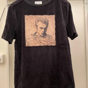 Svart Limitato sammet T-shirt  - Tjenare! Säljer denna svarta limitato sammet T-shirten! Storlek M. Fint skick 9/10! Nypris 1800! Hör av er för minsta fundering!😁