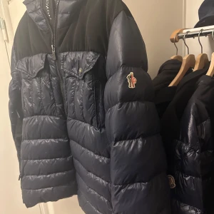 Moncler jacka - Unik Moncler grenoble jacka! Vill du se stekhet ut nu i vinter så bör du köpa denna jackan. Såklart äkta✅