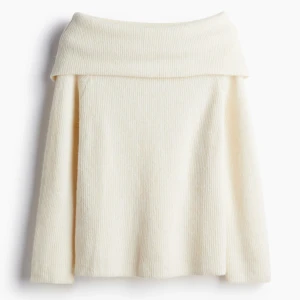 Beige offshoulder tröja - Superfin krämfärgad offshoulder tröja som är perfekt för både höst och vår. Den är ribbad och har långa ärmar samt oversized/mysig look, vilket gör den otroligt bekväm!