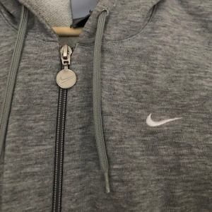 Nike hoodie - Grå Nike-hoodie med dragkedja fram. Superbra både till vardags och till träning. Gott skick :) 