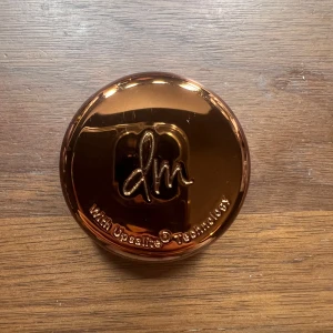 Yummy Skin Blurring Balm Powder Universal - En textur-reducerande, täckande, suddande balm som balanserar oljor under dagen samtidigt som den behåller hydrering. Säljs då jag har för torr hud för att den ska fungera. 