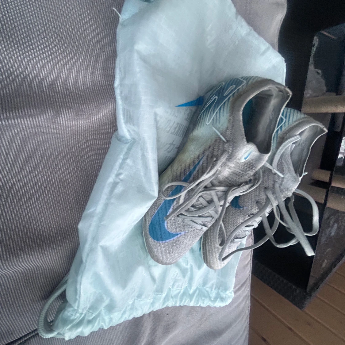 Nike fotbollsskor med blå detaljer använda i tre månader  - 92