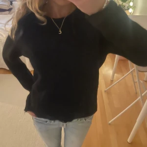 Svart stickad tröja - Svart stickad tröja som ej kommer till så mycket användning längre💗 