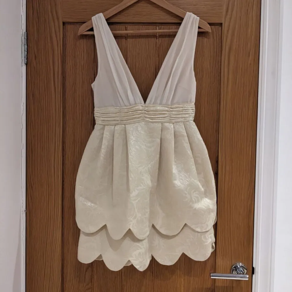 Säljer den här superfina klänningen från hm! Klänningen är ljusbeige med guldiga detaljer. Tyvärr finns det en sminkfläck i kanten av klänningen (se bild) från tidigare ägare, jag har dock inte provat att få bort den. Förutom det är klänningen i bra skick! Pris kan diskuteras💓. Mekot.