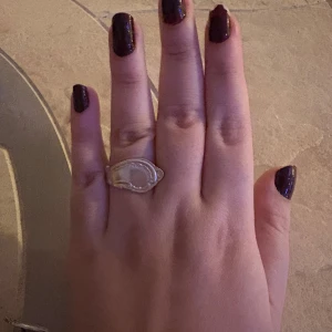 Silverfärgad ring i vintage-stil gjord av sked - Unik silverfärgad ring med detaljerad vintage-design. Ringen har en elegant och tidlös look, perfekt för att ge en touch av klassisk stil till din outfit. Gjord av sked