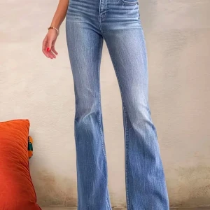 Blå bootcut jeans - Snygga blå bootcut jeans med hög midja. Perfekta för en avslappnad och stilren look. Klassisk femficksdesign och bekvämt material som ger en skön passform.