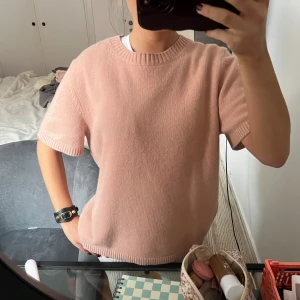 Soft goat tröja - Säljer en söt rosa kashmir tröja från soft goat i super bra skick! Nypris 2195kr 🩷