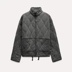  quiltad jacka zara  - Snygg grå quiltad jacka med dragkedja och hög krage. Den passar bra till många olika outfits och man kan ha den året om. Skicket är bra på den💕