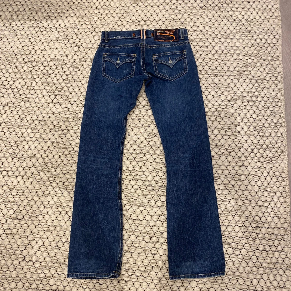 lågmidjade bootcut-jeans med fickor - 93