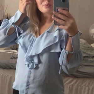 Söt zara blus - Såå söt blus från zara med knytning i ärmarna. Liten fläck längst ner på ärmen men inget man tänker på (se bild), annars är den knappt använd🦋