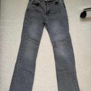 Grå bootcut jeans från Gina Tricot  - Snygga grå bootcut jeans från Gina Tricot. De har en klassisk femficksdesign och en bekväm passform. 