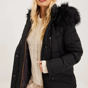 Svart hollies jacka - Säljer en svart dunjacka med en mysig pälshuva. Jackan har dragkedja och flera praktiska fickor. Perfekt för kalla dagar.pris KAN diskuteras 