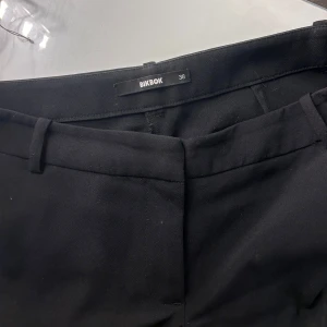 Svarta byxor från Bik Bok - Svarta kostymbyxor från bikbok, tyvärr har dom blivit lite söndertrampade längst ner och säljs därför billigare. Endast använda i ca 4 månader❣️