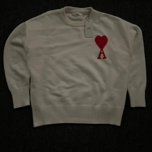 Ami Paris sweatshirt  - Säljer en till då denna också var för stor i storlek, helt ny och aldrig använd. Inget fel på tröjan och väldigt stilren. Den är inte köpt från deras sida. Helt ny till ett väldigt bra pris. Påsen har ett snitt i sig då efter att den fraktats till mig men tröjan har ingen skada. Skriv om ni har några frågor.