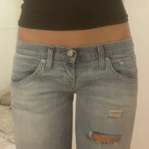 Ljusblå bootcut jeans med hål - Snygga ljusblå jeans med hål som jag sytt om själv till bootcut, skulle säga att de är storlek xs-s, jag är 168 för referens