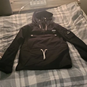 Svart skidjacka från Dope snow - Säljer denna sjukt snygga Dope-jackan då den har blivit för liten för mig. Den är sparsamt använd och är i skick 9/10. Sjukt bra kvalité med bra värmeisolering och komfort. Även ett väldigt trendigt utseende och även dragkedjor på sidorna för att kunna släppa in luft. Nypris ligger på ca 2300 kr. Skulle säga att den passar dig som är runt 165-170 cm lång
