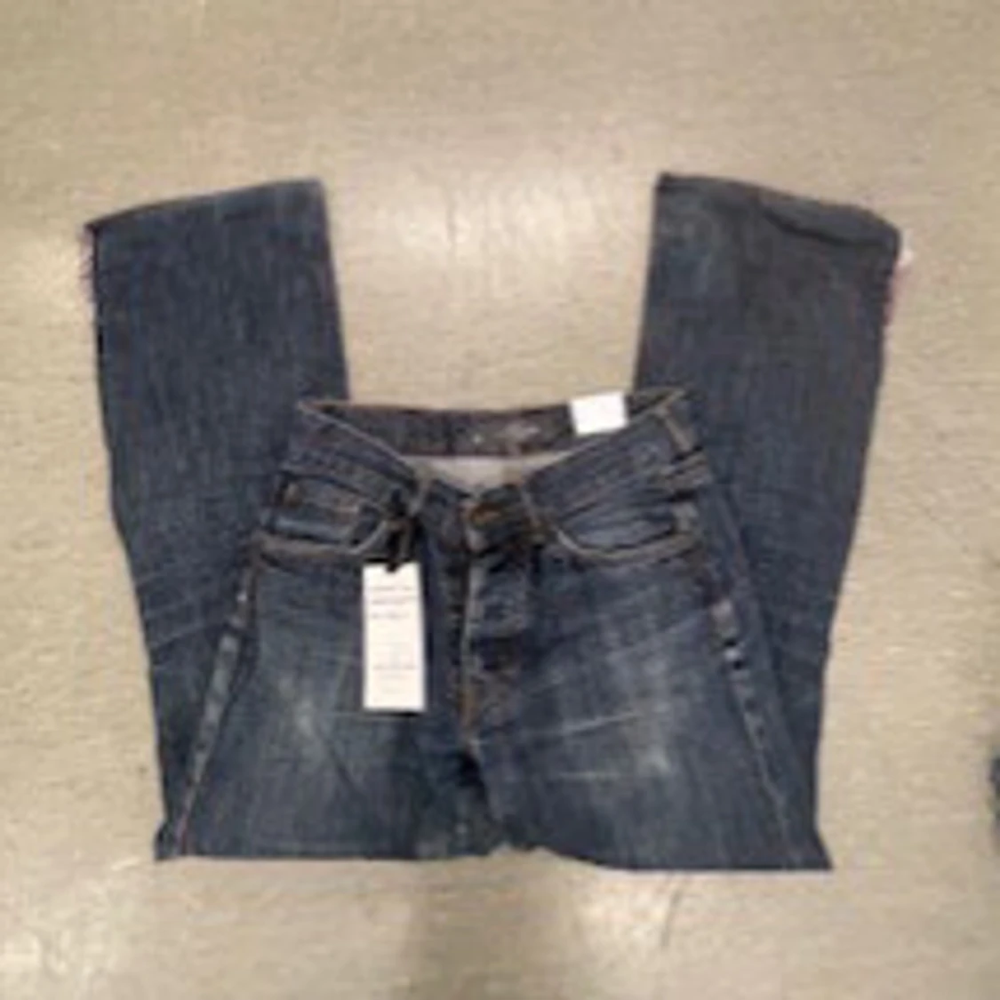 Mörkblå jeans med broderade detaljer - 90