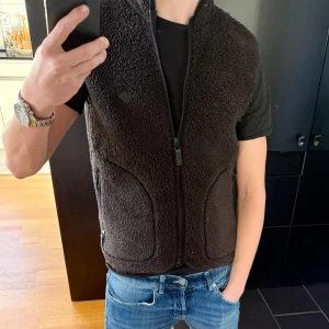 J.Lindeberg väst - Säljer en svart fleeceväst från J.Lindeberg. Skick 9/10. 