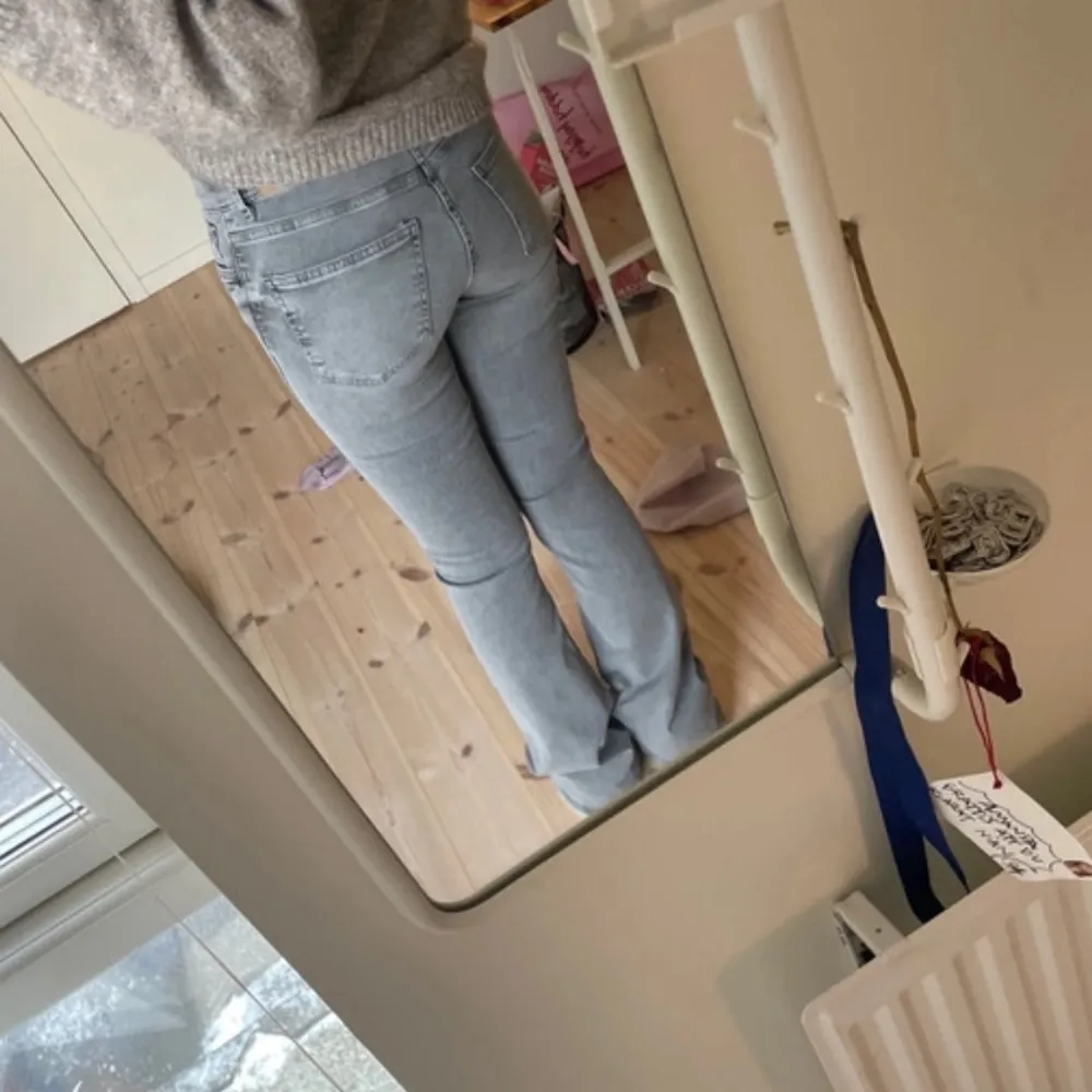 Snygga grå bootcut jeans med en klassisk femficksdesign. De har en bekväm passform och är perfekta för en avslappnad stil. Jeansen är tillverkade i ett mjukt och stretchigt material som ger en skön känsla hela dagen. Dem är i storlek 36 och dem är tall i benen. Farkut & Housut.