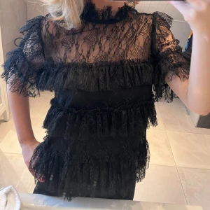 By malina blus  - Jätte söt spetsig blus ifrån by malina . Jätte fint sick🤎 köptes för 1800!