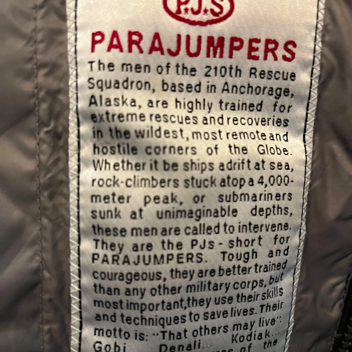 Svart dunjacka från Parajumpers möts Odenplan  - 3