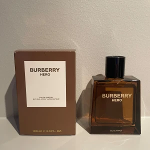 Burberry Hero EDP 100ml - Säljer en Burberry Hero Eau de Parfum. Det är ca 95-97 ml och kommer i originalförpackning.