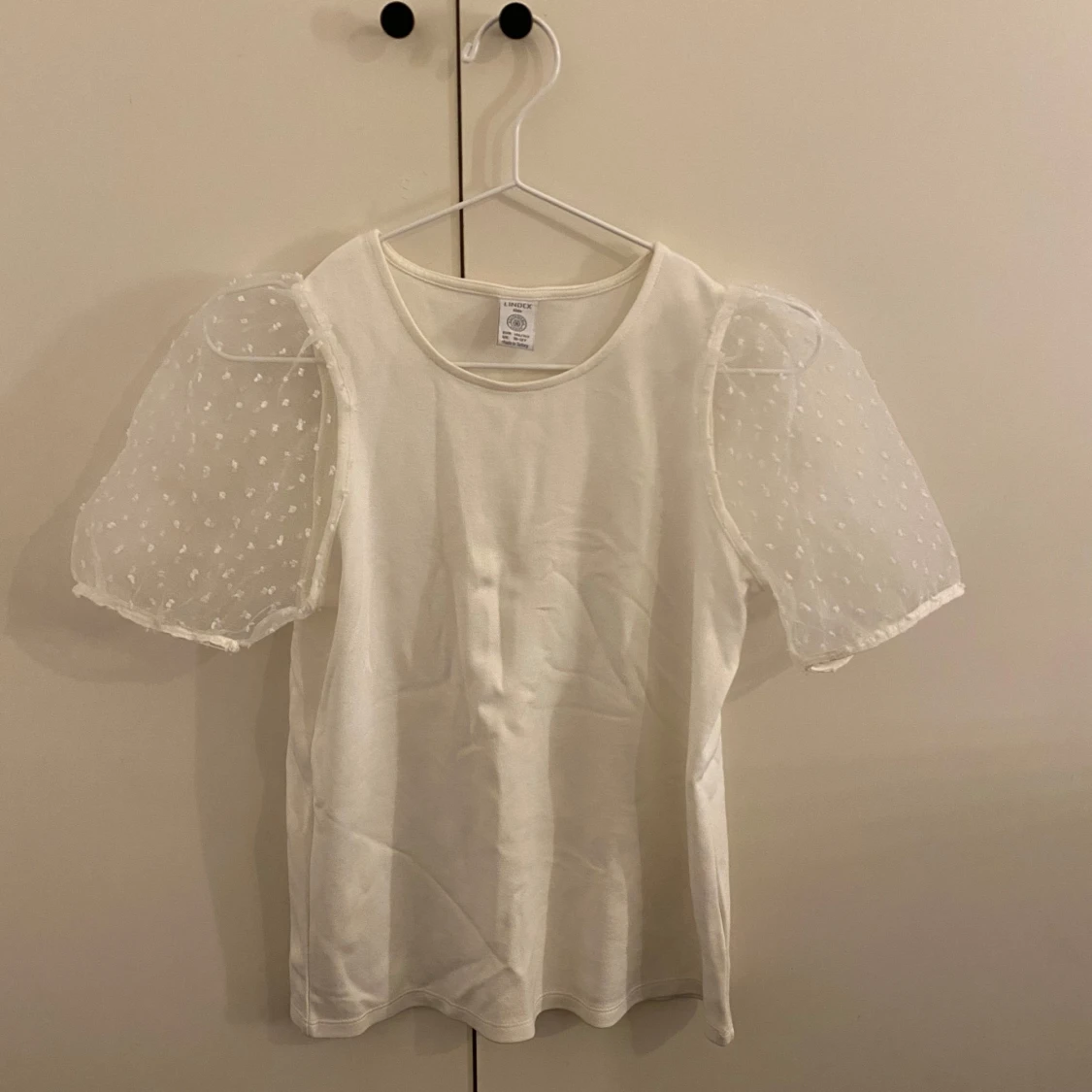 Vit blus med puffärmar