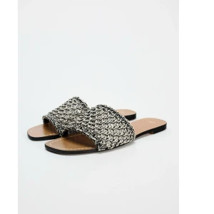 Svartvita sandaler från Zara - Perfekta tofflorna/sandalerna för utlandssemestern, sommaren o våren från Zara 🌻 strl 38 och köpa för 379kr, aldrig använda och har lappen kvar ! 