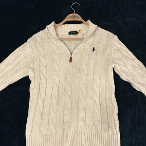 Polo zip - Polo ralph lauren half zip kabel stickad| storlek M| 10/10 skick inga defekter| pris ej hugget|  riktigt fet tröja| vit/ beige|