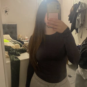 Grå långärmad topp från Amisu - Säljer en stilren grå långärmad topp från Amisu i storlek XS. Perfekt för lager-på-lager eller som den är. Tillverkad i ett mjukt och bekvämt material.