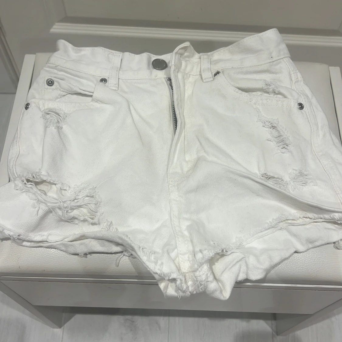 Vita jeansshorts med slitningar