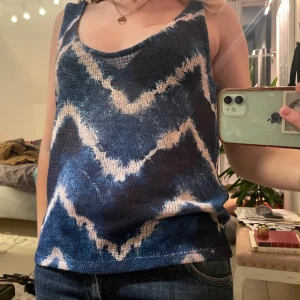 Blåmönstrad topp  - Söt somrig topp från Pull&Bear med ett unikt mönster i blått och vitt. Använd ett fåtal gånger💗