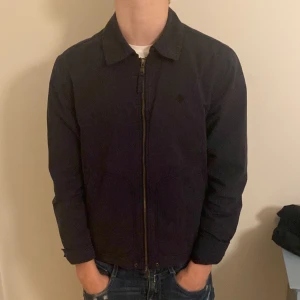 Morris Jacka/Overshirt - Vi säljer nu en finfin Morris-Jacka i perfekt skick✅ I perfekt skick och perfekt för den kommande vårperioden. Modellen är 181 och väger 68 kg🌟