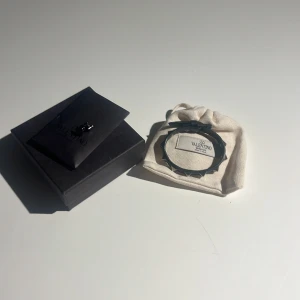 Marin blått armband från Valentino - Valentino armband i bra coondition (9/8)/10. 2 extra nitar medföljer samt låda och påse. (100% äkta) är det några frågor är det bara att höra av sig  