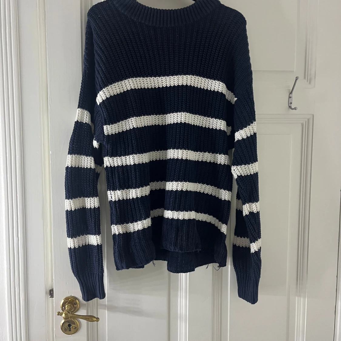 Mörkblå och vit randig stickad tröja