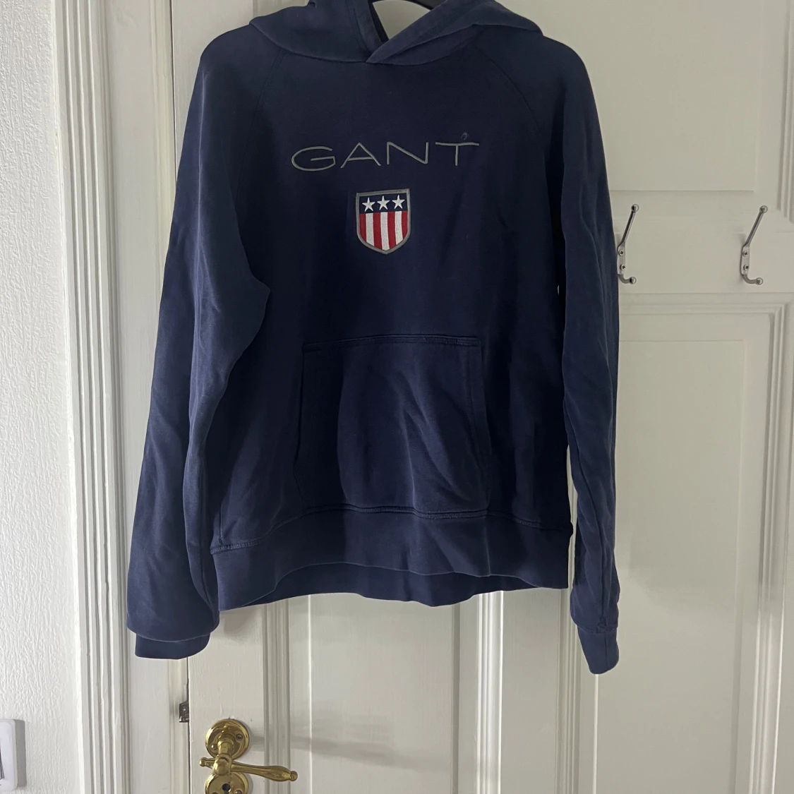 Mörkblå hoodie från GANT - 91