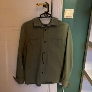 Overshirt  - En fet overshirt från H&M i storlek S. Inga skador eller defekter på overshirten. 