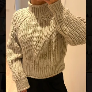 Stickad tröja - Jättefin i skicket, väldigt skön stickad tröja med krage!