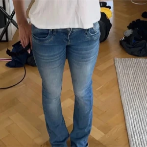 Blå bootcut jeans från LTB - Snygga blå bootcut jeans från LTB! Lågmidjade och bootcut! Säljer eftersom de inte kommer till användning. Inga defekter eller hål. Köpta för 800, öppen för prisförslag. (Lånad bild)