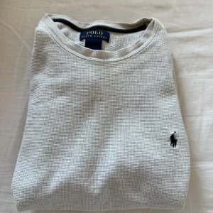 Grå tröja från Ralph Lauren💸 - Snygg grå tröja från Polo Ralph Lauren med rund hals och diskret logga på bröstet. Perfekt för alla tillfällen där en stilren look är ett måste. Tveka inte att skicka meddelande vid frågor👍🏻😊