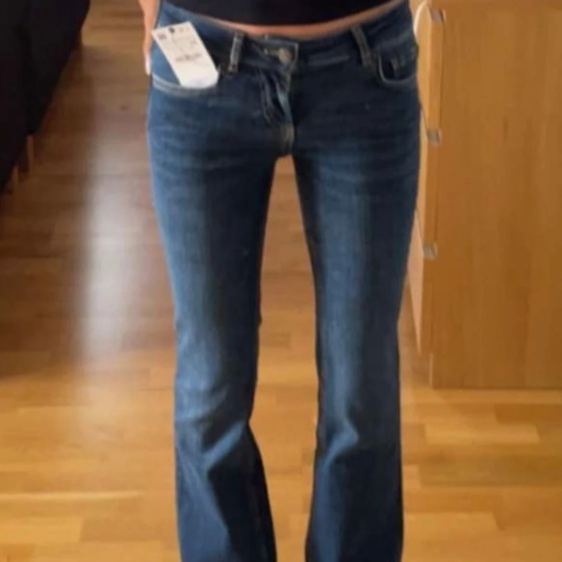 Mörkblå lowwaist bootcut jeans från Zara - 90
