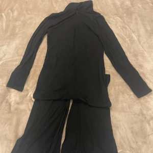 Jumpsuit  - Svart jumpsuit ufrån Shein i storlek L. Materialet lutar sig mot de tunnare hållet. 