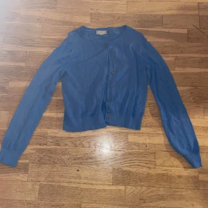 Blå kofta - Säljer en snygg blå basic kofta från H&M. Koftan är i storlek S. Koftan är inprincip oandvänd i super bra skick. Priset kan diskuteras.🫶