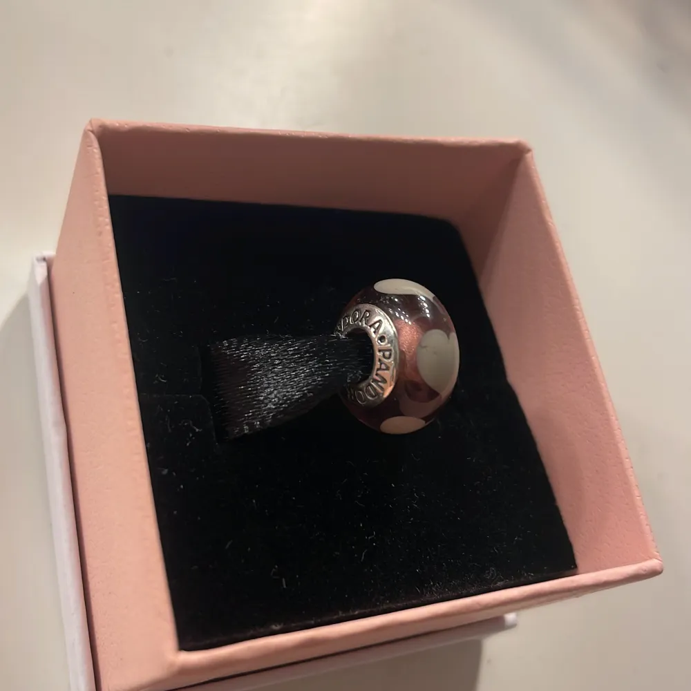 Elegant silverfärgad berlock från Pandora med hjärtan på. Perfekt för att komplettera ditt armband eller halsband. Kommer i en orginal ask.. Asusteet.
