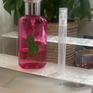 Pink ponny 5ml - 5 ml splitt utav ralph laurent pink ponny parfym. Observera att de är 5 ml flaska o inte hela flaskan 
