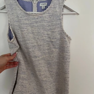 Topp från J.Crew - Snygg topp från J.Crew med coolt mönster, den är blå och vit. Den har en fin krage och sitter bra. 