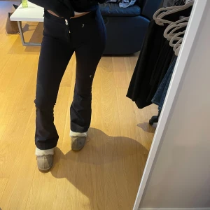 Peak performance skidbyxor  - Säljer dessa supersnygga skidbyxor från peak performance då de ej kommer till användning. De sitter som en smäck och är väldigt sparsamt använda då de endast varit med på en skidresa i 4 dagar🫶🏻 Nypris 3100kr