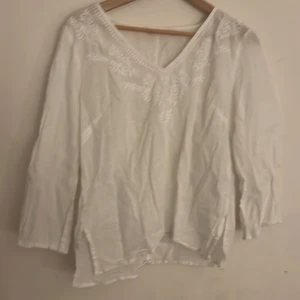 Fin blus från indiska - Superfin vit blus med 3 kvarts ärmar kan behövas strykas men när den har blivit det så är den super fin