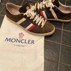 Moncler sneakers  - Moncler skor storlek 44 passar 45. Dustbag ingår samt box. Skorna är rätt så andvända men sparsamt andvända.